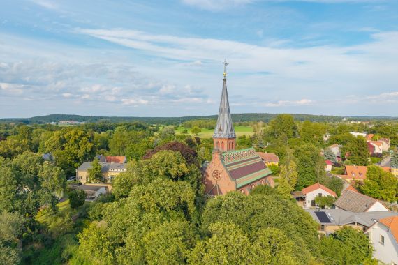 Blick auf die Dorfkirche Geltow, Foto: Martin Karnbach, Lizenz: Gemeinde Schwielowsee Blick auf die Dorfkirche Geltow, Foto: Martin Karnbach, Lizenz: Gemeinde Schwielowsee